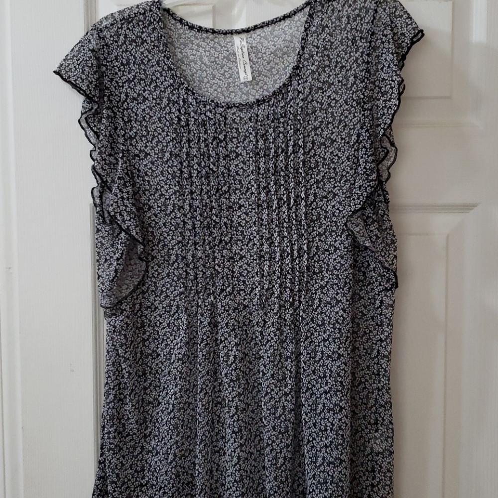 Cute ruffle sleeve top